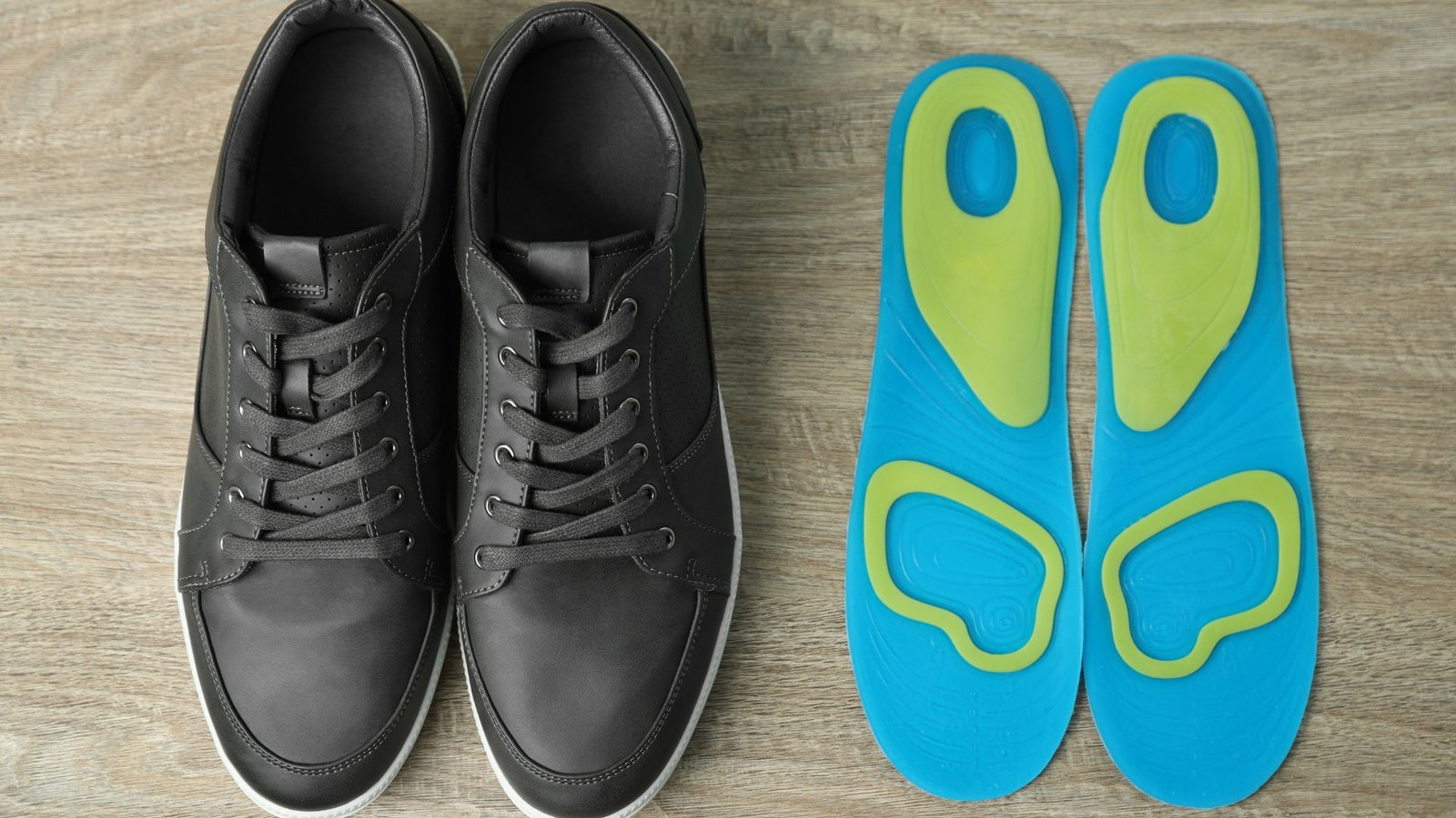 sneakers with orthopedic insoles